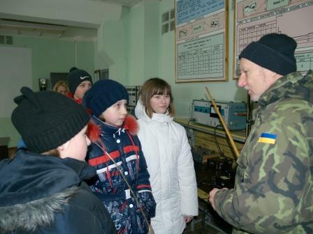 В. Єр­мач­ков про­во­дить екс­кур­сію для уч­нів пол­тав­ської шко­ли  ауди­то­рі­ями 179-го на­вчаль­но-тре­ну­валь­но­го цен­тру військ зв’яз­ку